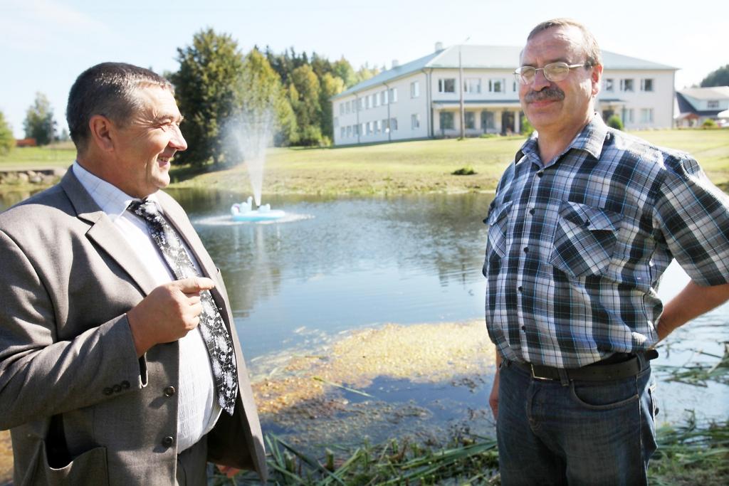 Beļavas pagasta centra dīķī pie pagasta pārvaldes ēkas šonedēļ sāka darboties pašu spēkiem izveidota strūklaka, kas nākotnē vēl tiks pilnveidota. Vairāk nekā gadu loloto ideju kopīgiem spēkiem īstenoja Beļavas pagasta komunālās saimniecības vadītājs Juris Bašķers (no labās), pagasta pārvaldes vadītājs Aivars Rakstiņš, kā arī santehniķis Māris Kļaviņš (nav attēlā). „Viņi lika lietā savu izdomu, lai strūklakas izveide pašvaldībai neizmaksātu pārāk dārgi. Izlietojām nepilnus 200 latus. Iedzīvotāju atsauksmes par jauno objektu ir dažādas. Vieni spriež, ka Beļavā laikam ieradīšoties augsti valdības vīri, tāpēc viss tiekot tā saposts, bet mēs to darām par prieku tieši pagasta ļaudīm,” stāsta A.Rakstiņš.  
Autors: Gatis Bogdanovs