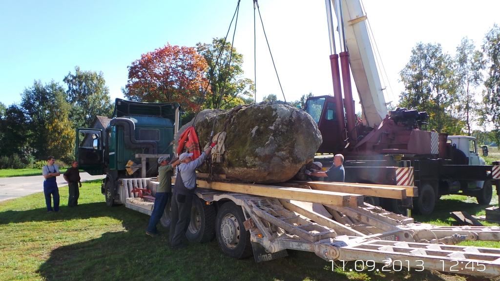 Pelēkais 28 tonnas smagais laukakmens tagad radis jaunu mājvietu – laukumā pie Rankas kultūras nama un perspektīvā būs centrālais objekts, kas atgādinās par rancēniešiem – kultūras nesējiem – tautā.  
Autors: Māris Jansons 