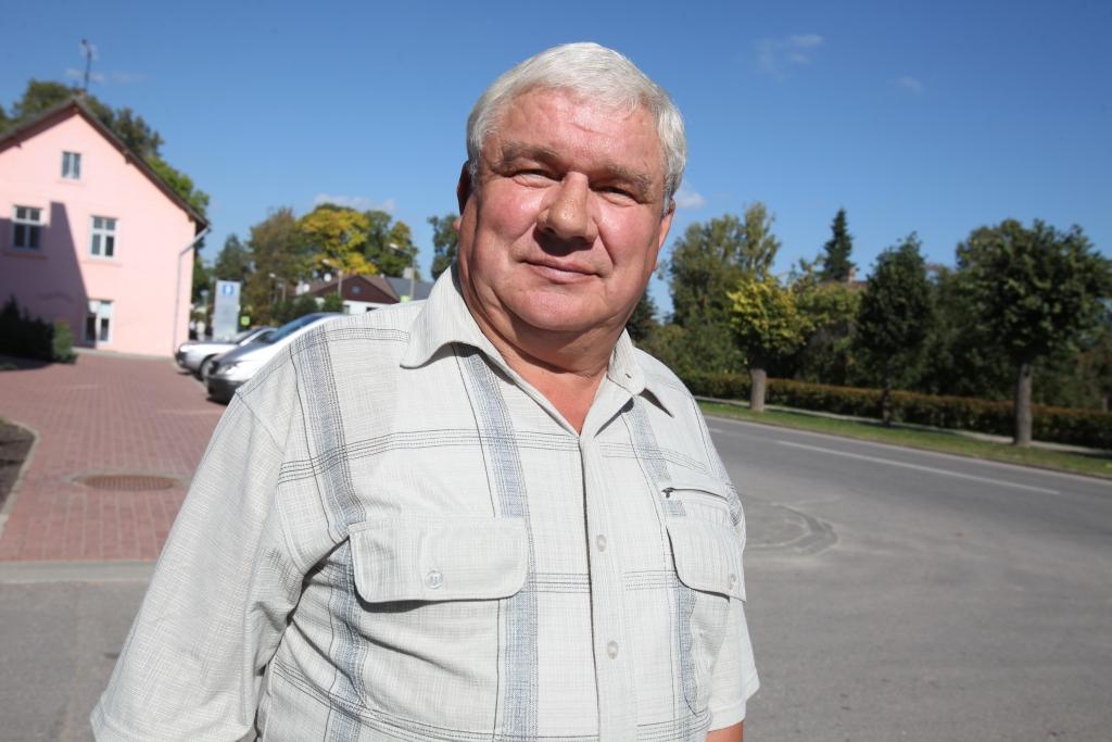 Manam tēvam bija trīs klašu uzglītība, bet viņš man iemācīja nenicināt cita darbu. Mēdz sacīt, ka vienā upē divreiz neiekāpt, ceru, ka jaunajā domē tā nenotiks, ka iesāktais tiks turpināts, Jo pašreizējam novada domes priekšēdētājam Nikolajam Stepanvam ir lielāka dzīves pieerdze un cita pieeja. Joprojām esmu gatavs jauniem piedāvājumiem, saka bijušais Gulbenes novada domes priekšsēdētaja vietnieks Dainis Švika. 
Autors: Gatis Bogdanovs