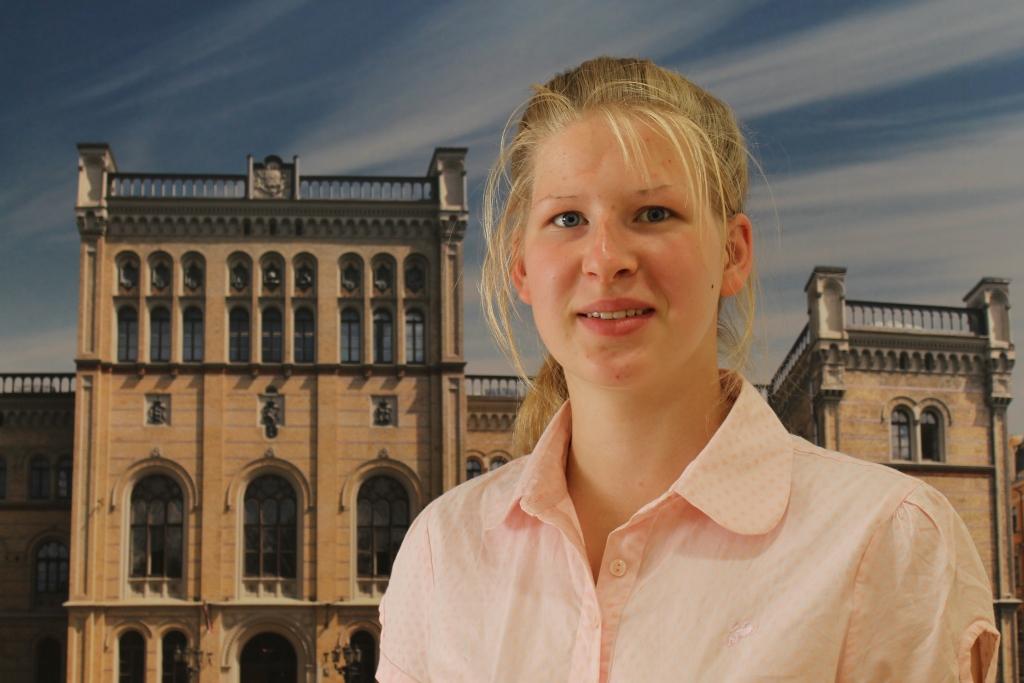 Madarai Krevicai, kura tagad studē Latvijas Universitātē, kā ambiciozākajai studentei tika pasniegta stipendija.	
Autors: no personiskā arhīva