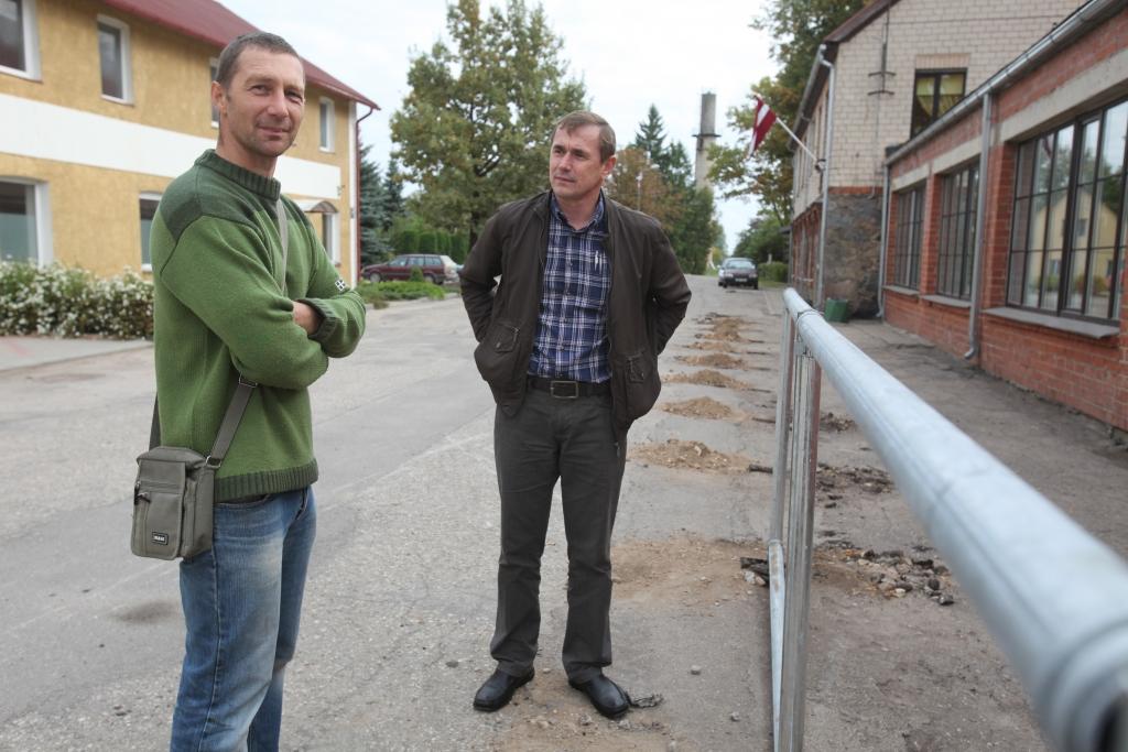Stāķu skolas saimnieks Alvis Putnis (no kreisās) un un Stradu pagasta pārvaldes vadītājs Juris Duļbinskis rāda un stāsta, ka pagājušajā nedēļā gar skolu sāka uzstādīt cinkotas metāla caurules. Šonedēļ darbi turpinās.
Autors: Gatis Bogdanovs