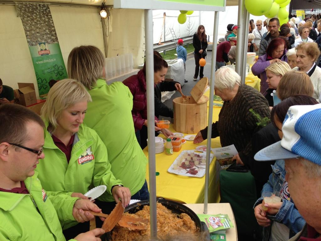 Starp 1500 dalībniekiem, kas no visas Latvijas pagājušajā piektdienā Rīgā piedalījās pasākumā „Lauki ienāk pilsētā”, bija arī SIA „Dimdiņi Agro” no Lizuma pagasta. Savā stendā, kur netrūka interesentu, viņi ar dažāda veida kāpostiem pabaroja aptuveni 3000 cilvēku. 
Autors: Sintija Audziša