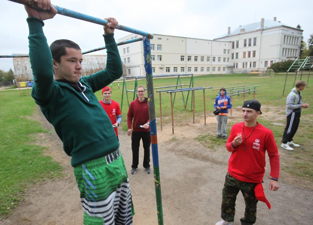 Gulbenes vidusskolas 9.klases skolnieks Rihards Ostrovs jau no rīta devās uz Spēka punktu Gulbenē, lai izmēģinātu savus spēkus pie pievilkšanās stieņa.
Autors: Gatis Bogdanovs