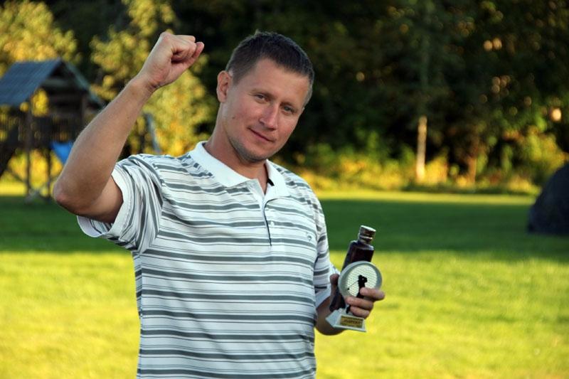 Par šīs jubilejas sezonas Latvijas čempionu kļuva Gundars Rauza, kurš aizvadīja sešus posmus, no kuriem trijos izcīnīja 1.vietu un pārējos – 2.vietu.
Autors: Ziedonis Lazdiņš