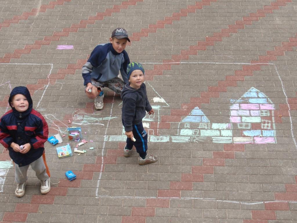 Uz bruģa Beļavas muižas kungu mājas priekšā tapa bērnu zīmētas pilis, koki un citi objekti. Zīmējumu veidošana bija viens no Beļavas pils pagalma svētku pasākumiem. 
Autors: no skolas fotoarhīva