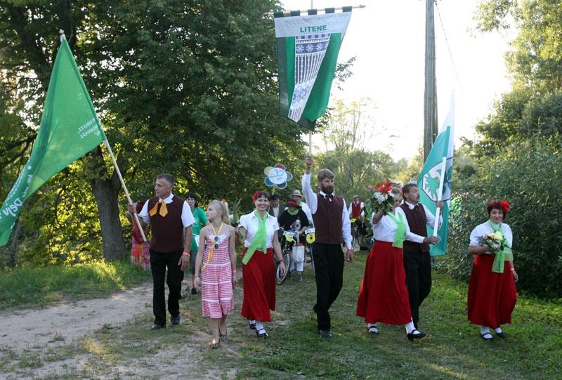 Svētki nākamgad plānoti Litenes pagastā jūlija sākumā. Fotomirklis no Novada svētkiem Tirzā šāgada 3.augustā. Litenieši svētku kolonnā.
Autors: Gatis Bogdanovs (no arhīva)