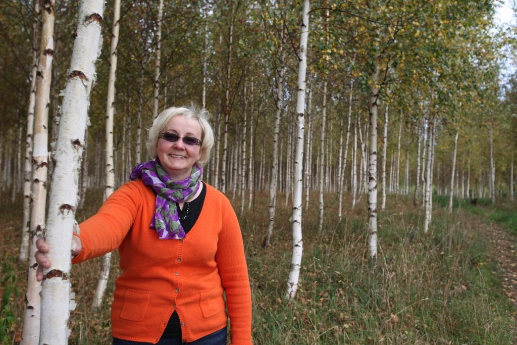 Tirzas pagasta SIA „Kraujas Z” ir Sandras un Jāņa Zirņu ģimenes uzņēmums ar 13 gadu ilgu darbības vēsturi. Tas nodarbojas ar kokmateriālu izstrādi un sagatavošanu, kā arī atjauno un kopj izcirstās mežu platības. SIA „Kraujas Z”, piemēram, pagājušajā gadā iestādījuši jaunu mežu par Eiropas atbalsta naudu lauksaimniecībā neizmantotajās platībās vairāk nekā 20 hektāru platībā. Attēlā Sandra lepni rāda pašu pirms deviņiem gadiem stādītos bērzus.	
Autors: Gatis Bogdanovs   