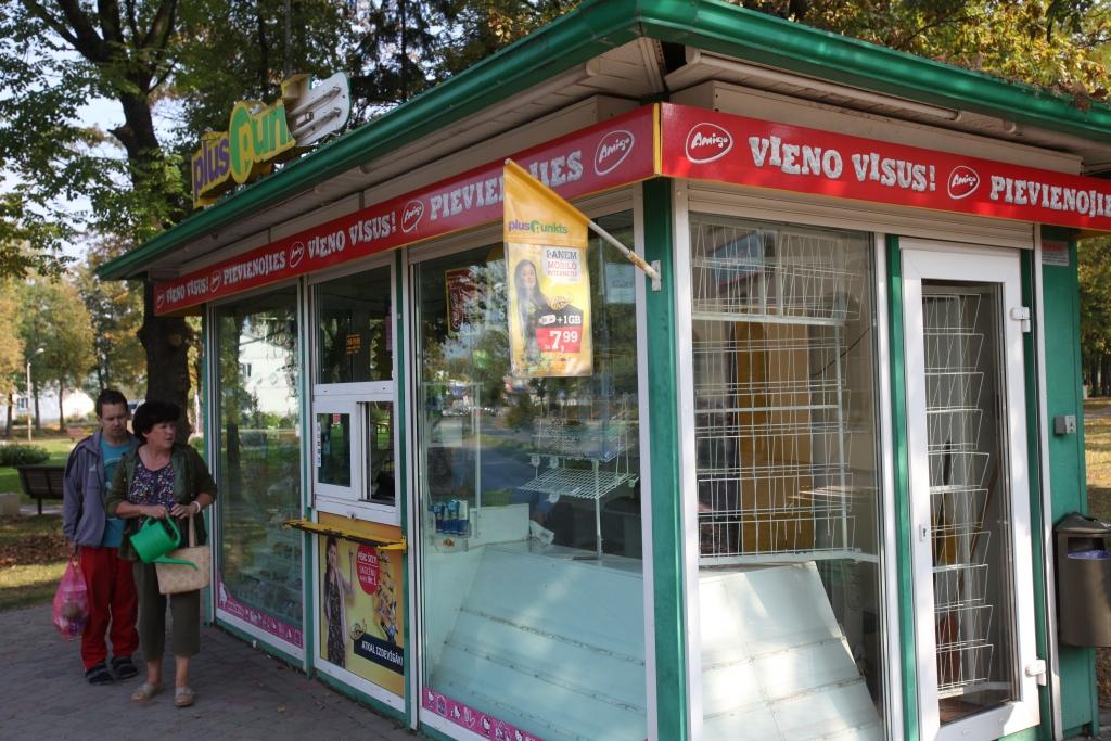 Tas ir tikai laika jautājums līdz brīdim, kad „Plus punkta” kioski pazudīs pavisam. Jau šobrīd tukšajos plauktos izliktas pēdējās cigarešu un saldumu paciņas, bet aukstuma vitrīnā – pēdējās minerālūdens pudeles. 
Autors: Gatis Bogdanovs