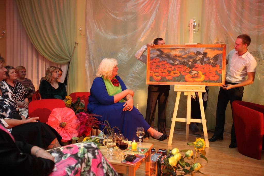 Jaunajā dzejoļu krājumā Daigas Kalinkas dzeju papildina viņas gleznas. Arī pasākumā Gulbenes Tautas teātra aktieru dzejas lasījumam nokrāsu piedeva Daigas glezna. 	
Autors: Gatis Bogdanovs