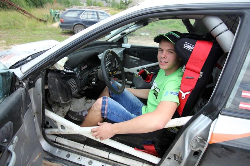 Jaunais autosportists Oto Patmalnieks (attēlā), kas iet tēva Jāņa Patmalnieka pēdās, sezonas noslēguma rallijā ar līdzbraucēju Igoru Sidorovu savā klasē izcīnīja 1.vietu. 
Autors: No 