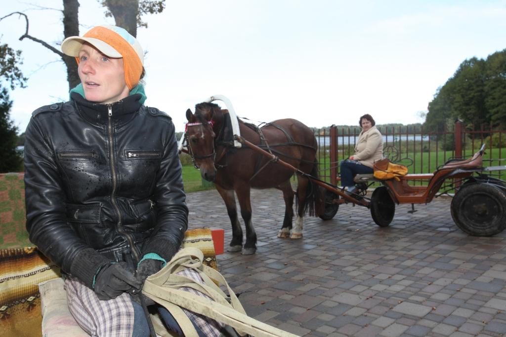 Guna Ģērmane uzskata, ka nodarbošanās ar zirgkopību nav lēts prieks. Ļoti dārgs, piemēram, ir zirgkopības inventārs.  
Autors: Gatis Bogdanovs