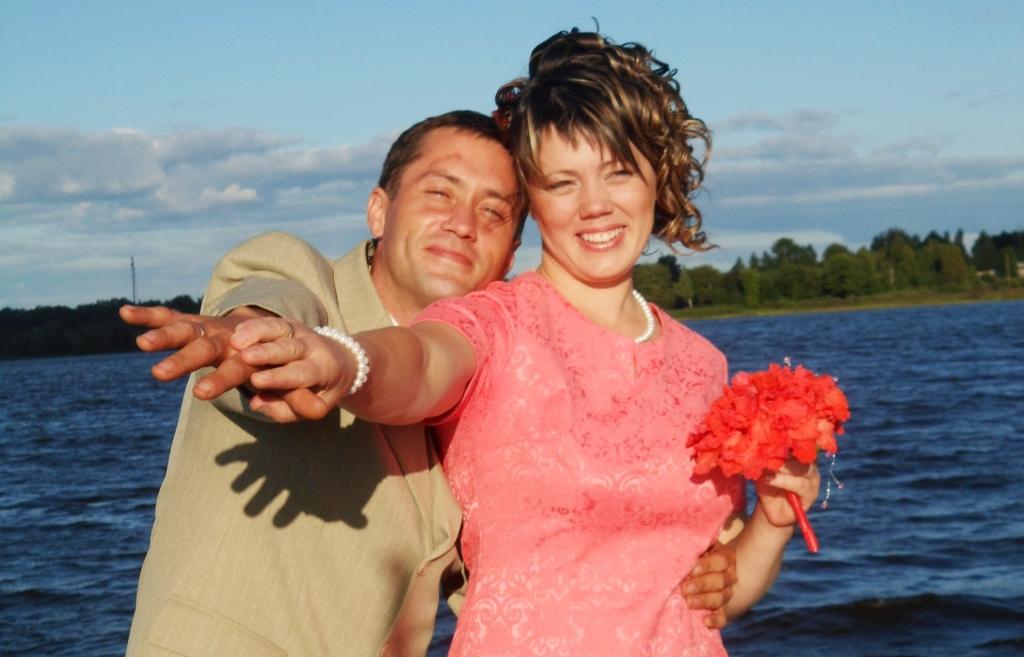 Evita un Jānis Zālīši savā kāzu dienā 24.augustā uz plosta „Vilnītis” Balvu ezerā. Beidzot vīrs un sieva.  
Autors: no personiskā albuma