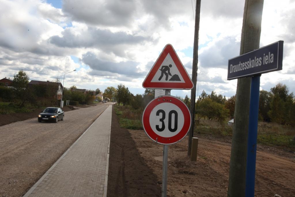 Draudzesskolas ielā ir izveidotas visas ielas konstruktīvās kārtas, izņemot asfalta segumu, kā arī izbūvēta ietve. 
Autors: Gatis Bogdanovs 