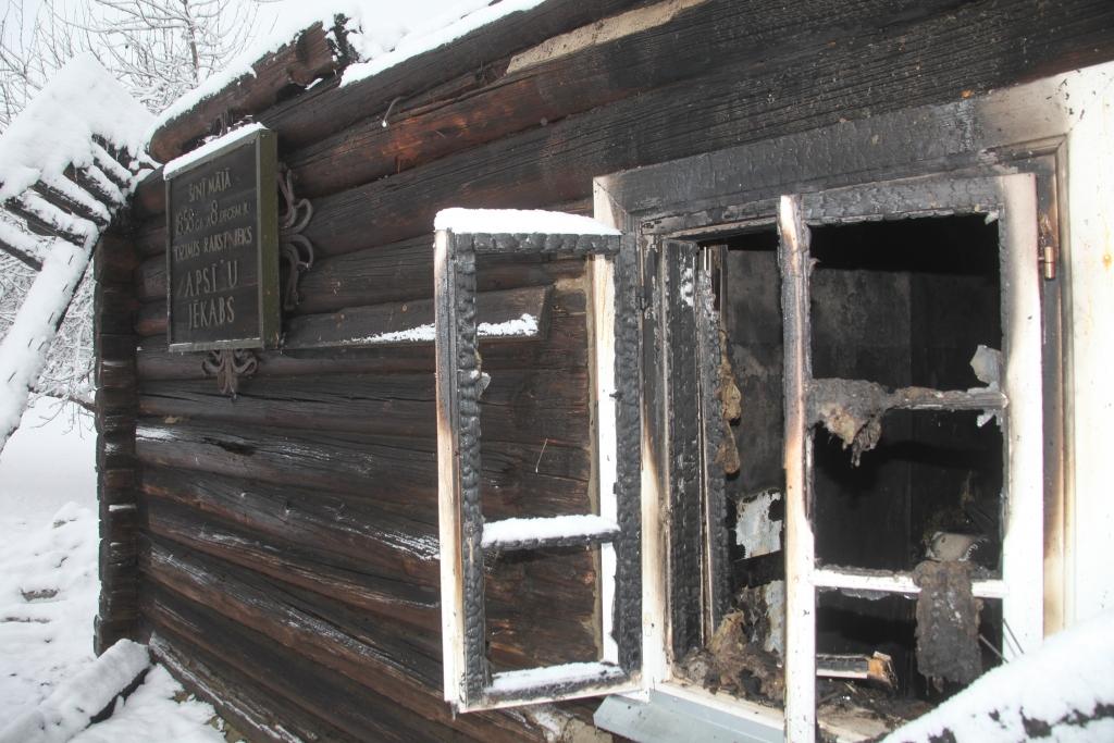 Iespējamais iemesls, kāpēc šī gada sākumā nodega Apsīšu Jēkaba dzimtās mājas, tika minēts nepareizi izbūvēts dūmvads. 
Autors: no “Dzirksteles” arhīva