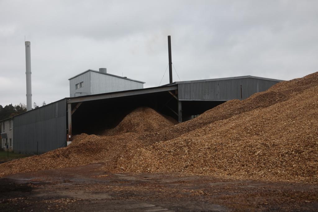 Gulbenē siltumu savos mājokļos vēlas visi. Arī tie, kuri vasaras laikā nav paspējuši līdz galam nokārtot parādu par pagājušajā sezonā saņemto siltumu savos radiatoros. Pagaidām nav ziņu, ka kādu māju siltumam nepieslēgs. 
Autors: no “Dzirksteles” arhīva