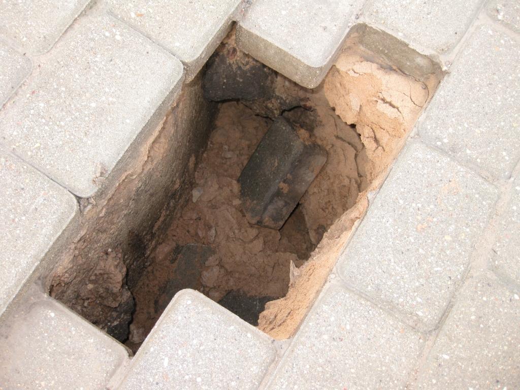 Pamanot bedri Gulbenes bruģī, tai nav vienaldzīgi jāiet garām, priecājoties, ka neesi tajā iekritis. Lai tas nenotiktu ar kādu citu, steidzami jāziņo par defektu, lai novērstu to. 
Autors: Pārsla Konrāde