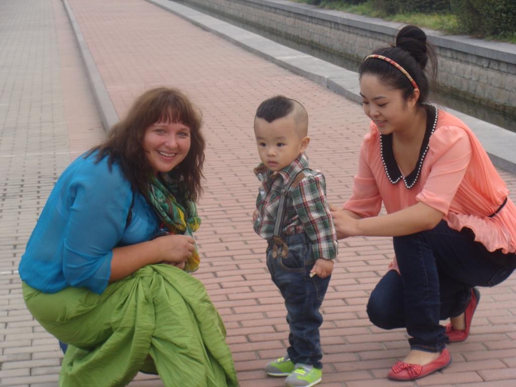 Brauciena laikā kopas dalībniekiem, arī Tatjanai Ābeltiņai, tapuši daudzi foto ar vietējiem.  
Autors: no personiskā arhīva