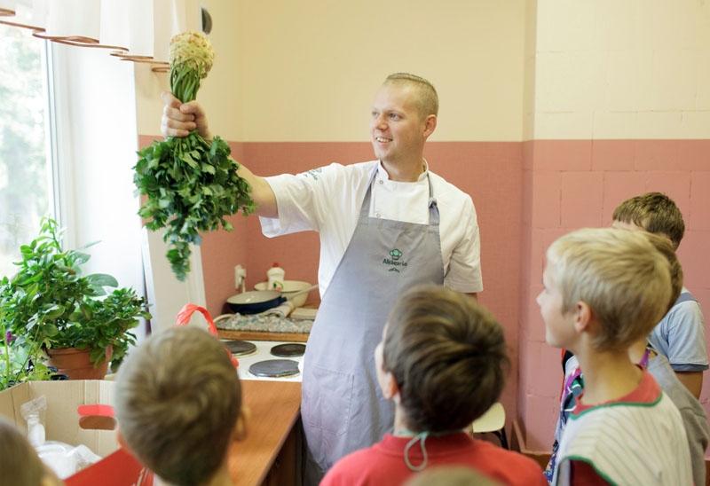 Skolēni Gulbīša vidusskolā mācās ne tikai gatavot, bet arī iepazīst dārzeņus Lūk – selerijas sakne!
Autors: No personiskā arhīva