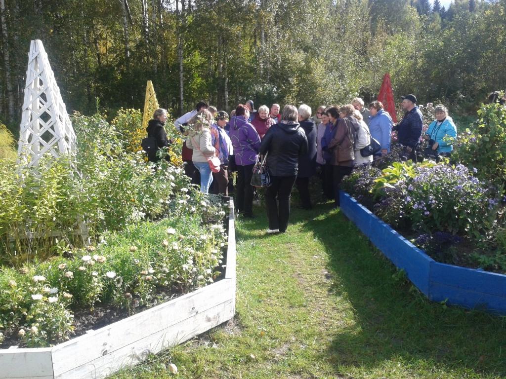 Gulbenes novada lauksaimnieki iepazīst gadalaiku dārzu Preiļu novada Pelēču pagasta saimniecībā „Kalni”. Katra dobe ir izveidota tā, lai atbilstu konkrēta gadalaika krāsai. Puķes ir šo māju saimnieces Irēnas Koledas aizraušanās. 
Autors: Aija Supe