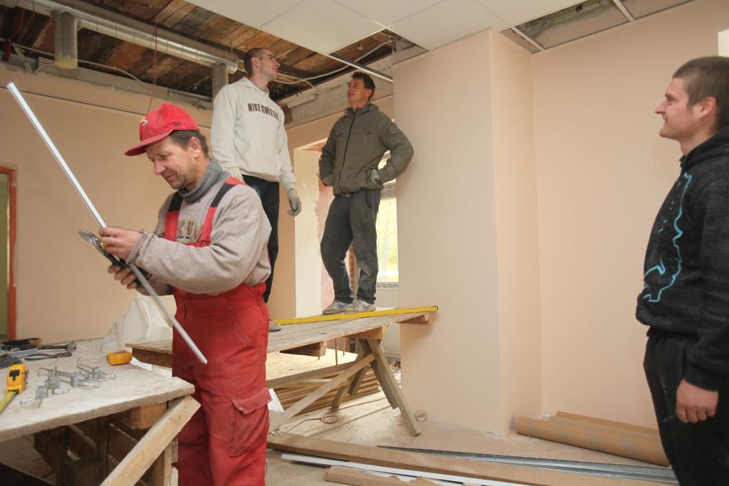 Darbi pašlaik sociālās aprūpes centrā (bijušajā Siltāju pamatskolā) rit vēl pilnā sparā. 
Autors: Gatis Bogdanovs