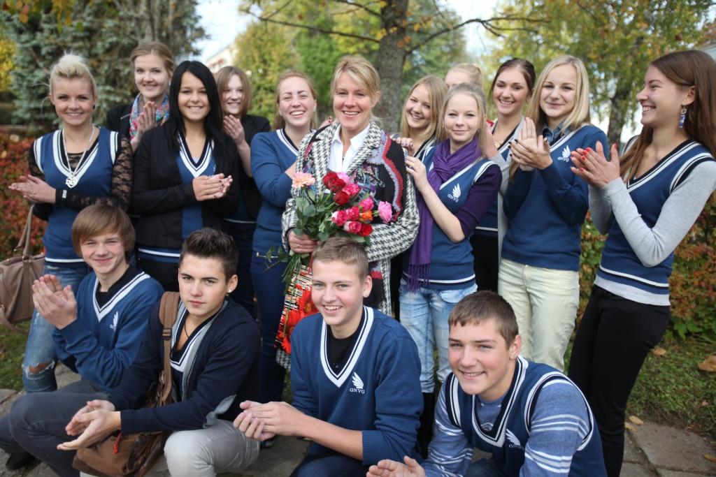 Gulbenes novada ģimnāzijas 9.b klases audzēkņi ir sajūsmā, ka viņu klases audzinātāja Laura Anže ir viena no lieliskākajām skolotājām. Arī pašai skolotājai tas ir liels un patīkams pārsteigums, ka konkursa balsojumā viņa ir viena no tām, par kuru balsots ir visvairāk.
Autors: Gatis Bogdanovs