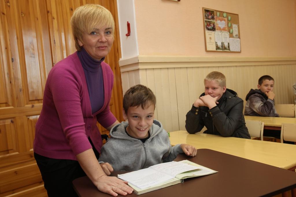 Gulbeniete Inga Baranņikova jau otro gadu ir asistente savam dēlam Matīsam, kurš mācās Gulbenes 2.vidusskolas 7.b klasē un pārvietojas ratiņkrēslā. Viņa ir blakām dēlam ne tikai mājās, bet arī skolā. 	
Autors: Gatis Bogdanovs