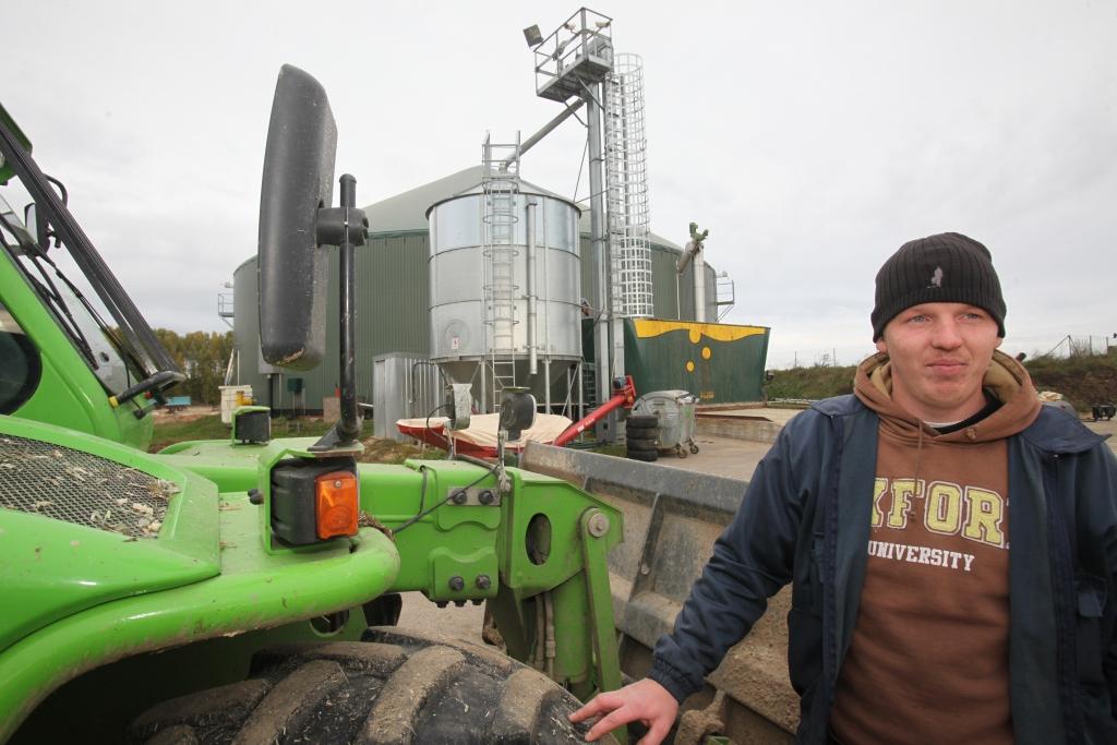 SIA „Agro 3” operators Agris Bumburs rūpīgi seko biomasas pārstrādes procesam un ar iekrāvēju piegādā biomasu. Iekrāvēja vadīšana ir vienīgais roku darbs, jo viss pārējais process ir automatizēts un redzams arī datorā. 
Autors: Gatis Bogdanovs 