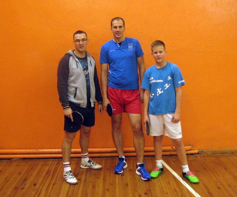 Galda tenisā Gulbenes novadā Neilandi šobrīd ir priekšgalā – Dainis (centrā), viņa brālēns Andis (no kreisās) un Andra dēls Rolands.
Autors: No personiskā arhīva