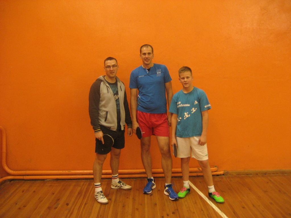 Galda tenisā Gulbenes novadā Neilandi šobrīd ir priekšgalā – Dainis (centrā), viņa brālēns Andis (no kreisās) un Andra dēls Rolands. 
Autors: no personiskā arhīva