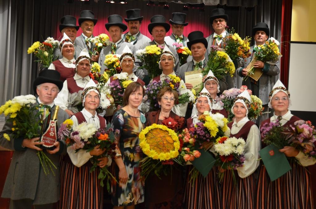 Pa kuru laiku nemanot ir aizsteigušies desmit gadi? Atbildi uz šo jautājumu kolektīva jubilejas pasākumā meklēja senioru deju kopas „Vērdiņš” dalībnieki, būdami gatavi iedejot otrajā desmitgadē. 
Autors: no kolektīva personiskā arhīva