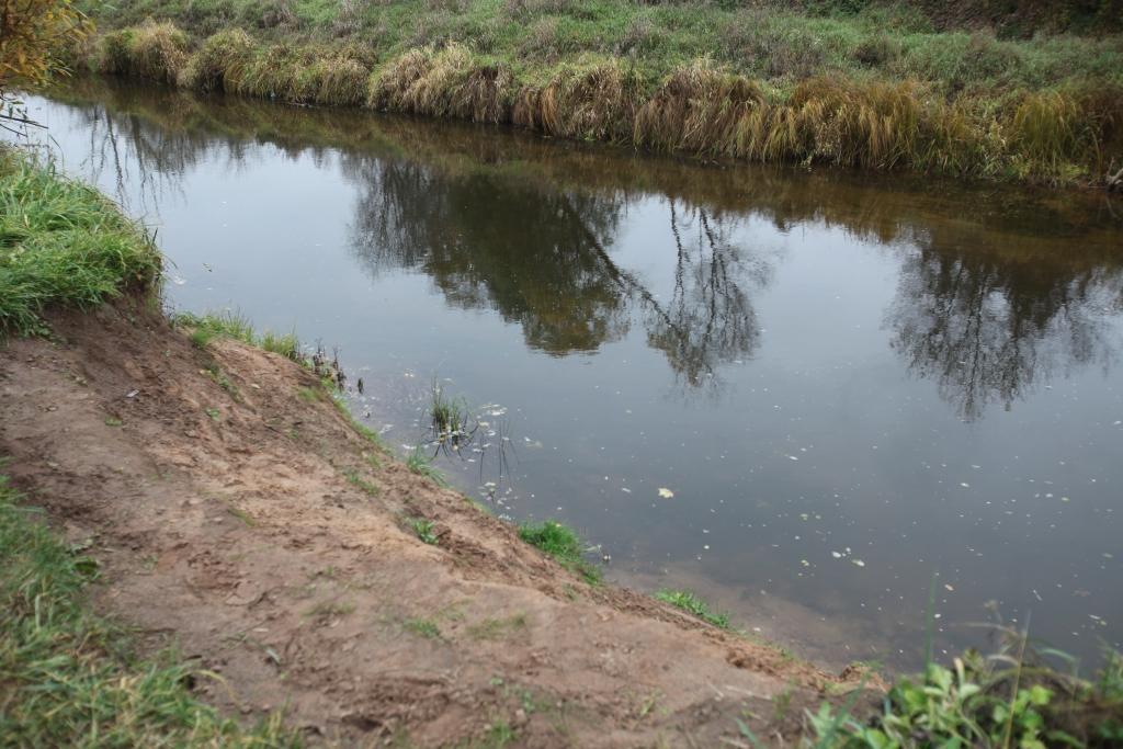 Tieši šajā vietā Gaujā, kur vietējie vasarā peldas, tika atrasts vardarbīgā nāvē mirušais vīrietis. 
Autors: Ginta Alberte