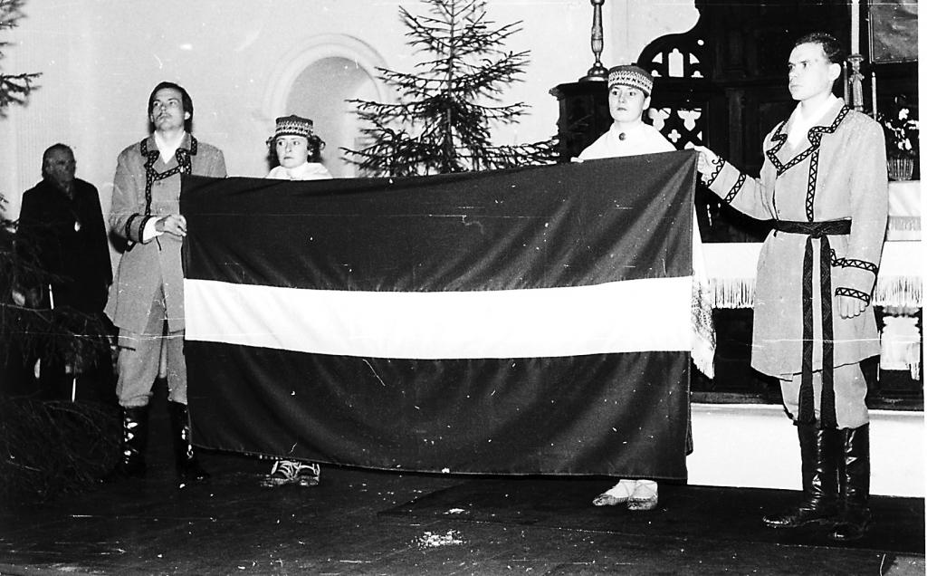 Lai nezūd atmiņas par Atmodas un Tautas frontes laiku Gulbenes novadā, aicinām iedzīvotājus izšķirstīt savus fotoalbumus un nest uz redakciju senās to dienu fotogrāfijas, lai varam tās saglabāt elektroniski un veidot krājumu. Izrādās, ka fotogrāfiju par šo vēsturisko laiku un tā lieciniekiem novadā ir gaužām maz! Lūk, fotogrāfija, kas tapusi 1988.gada 24.decembrī, kad sakanbaltsarkano karogu, pirms tas pirmo reizi tika pacelts virs Gulbenes bibliotēkas, baznīcā iesvētīja luterāņu mācītājs Otto Baltiņš. Kādu šo laiku savā atmiņā saglabājis Tautas frontes Gulbenes rajona nodaļas pirmais priekšsēdētājs Pēteris Smoļskis, to lasiet “Dzirksteles” intervijā ar viņu 5.lpp! 
Autors: no Gulbenes novada Vēstures un mākslas muzeja krājuma