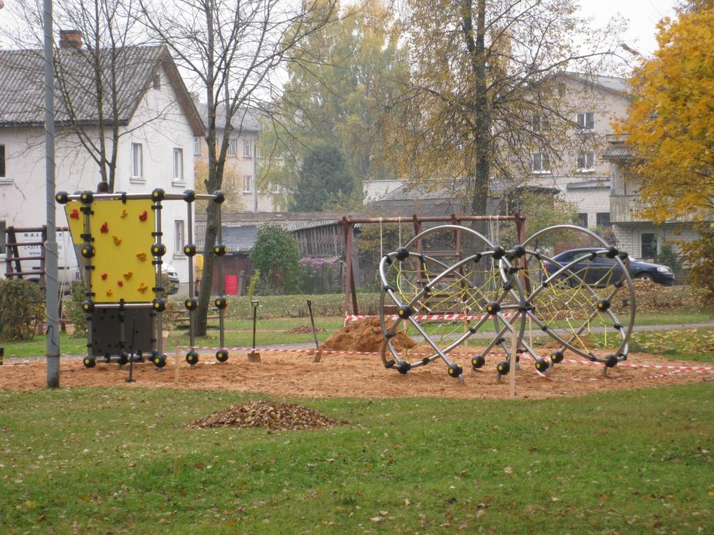 Gulbenē ir, kur bērniem likt lietā un attīstīt spēku! Jaunatnes parkā uzstādītas jaunas ierīces, kuras var lietot visi bērni, kuri to vēlas. 
Autors: Inita Savicka