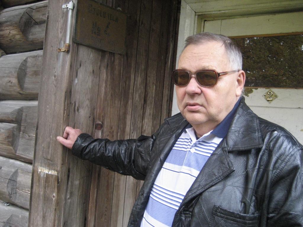 Pašlabumu Atmodas gados nav meklējis un nav arī guvis. Tā var sacīt par Pēteri Smoļski. Šodien viņam nepieder nekas vairāk par nelabiekārotu dzīvokli Gulbenē un dažiem hektāriem tēva zemes Latgalē. 
Autors: Diāna Odumiņa