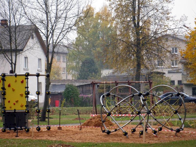 Gulbenē ir, kur bērniem likt lietā un attīstīt spēku! Jaunatnes parkā uzstādītas jaunas ierīces, kuras var lietot visi bērni, kuri to vēlas.
Autors: Inita Savicka