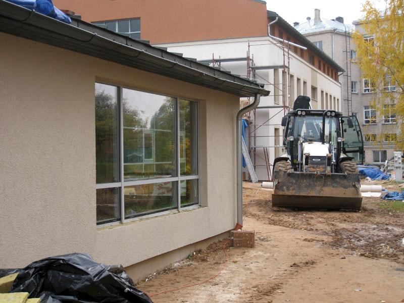 Ne viens vien ejot pa Skolas ielu garām Gulbenes novada valsts ģimnāzijai, pamanījis, ka pie starpbūves notiek pamatīga rosība, jo būvniecības darbi, kas tika uzsākti vasaras otrajā pusē, turpinās.
Autors: Inita Savicka