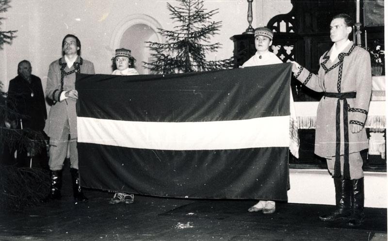 Fotogrāfija, kas tapusi 1988.gada 24.decembrī, kad sakanbaltsarkano karogu, pirms tas pirmo reizi tika pacelts virs Gulbenes bibliotēkas, baznīcā iesvētīja luterāņu mācītājs Otto Baltiņš.
Autors: No Gulbenes novada Vēstures un mākslas muzeja krājuma