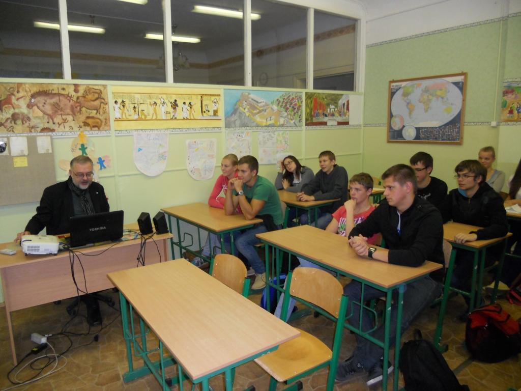 Gulbenes novadā Lizuma vidusskolā stundu pasniedza Latvijas Nacionālās bibliotēkas direktors Andris Vilks.
Autors: No f64 arhīva