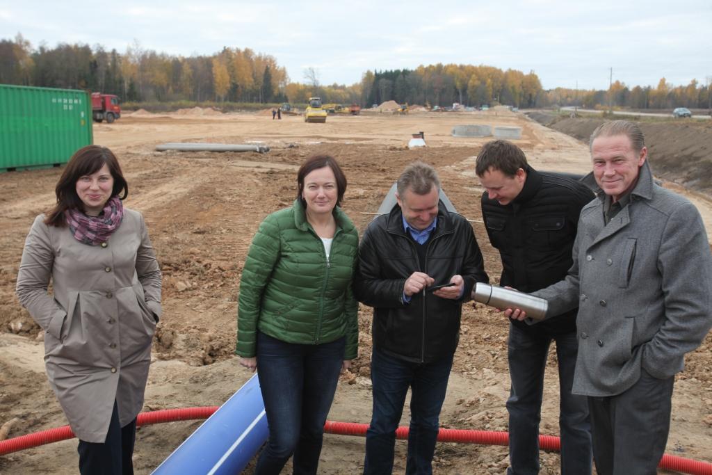 Kapsulu ar vēstījumu nākamajām paaudzēm SIA „LatGran” topošās rūpnīcas teritorijā vakar iemūrēja SIA „LatGran” izpilddirektors Jarls Ragnars Valdens, ražošanas direktors un valdes loceklis Mārtiņš Zvejnieks, projektu vadītājs Ilmārs Kašs, finanšu direktore Dace Kārkliņa un kvalitātes vadītāja Līga Hermane. 
Autors: Gatis Bogdanovs 