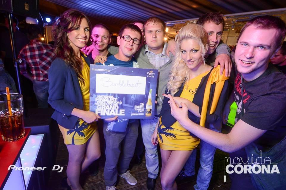 Jānis Vīcups jeb dīdžejs BumbleBeat ar iegūto ceļazīmi rokās uz ballīšu vietu - Ibizu. 
Autors: no personiskā arhīva