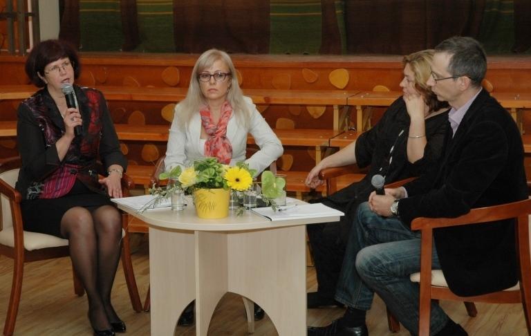 Attēlā (no kreisās) Talsu novada fonda valdes priekšsēdētāja Iveta Rorbaha, uzņēmēja Alūksnē Jolanta Arāja, Valmieras novada fonda Uzraudzības komitejas locekle Daiga Rokpelne un „Swedbank Latvija” Komunikācijas vadītājs Ivars Svilāns.
Autors: Jānis Kiļups