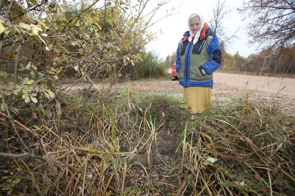 “Šī caurteka savu mūžu ir nokalpojusi, un tā ir jāmaina. Arī grāvja gandrīz vairs nav, pa kurieni ūdenim plūst prom. Viss aizaudzis ar krūmiem, ar zāli,” saka A.Vējiņa. 	
Autors: Gatis Bogdanovs