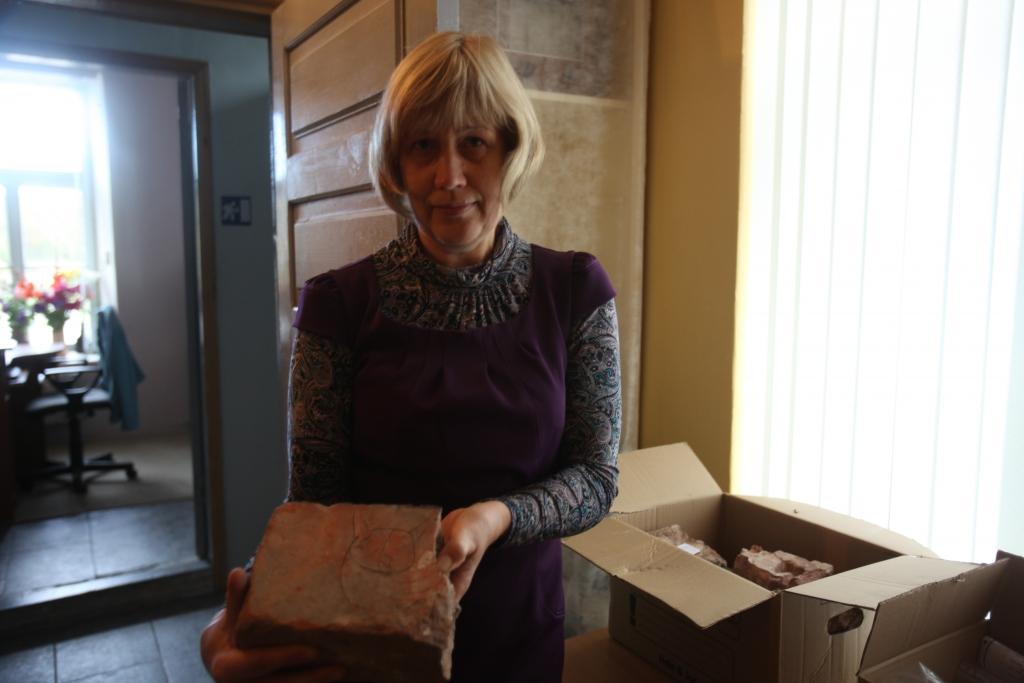 Gulbenes novada Vēstures un mākslas muzeja krājumu glabātāja Zane Biseniece demonstrē ķieģeli uz kura, iespējams, attēlots kaķis. Tas atrasts, arheologam Oskaram Ušpelim veicot izrakumus pie Gulbenes luterāņu baznīcas. 	
Autors: Gatis Bogdanovs