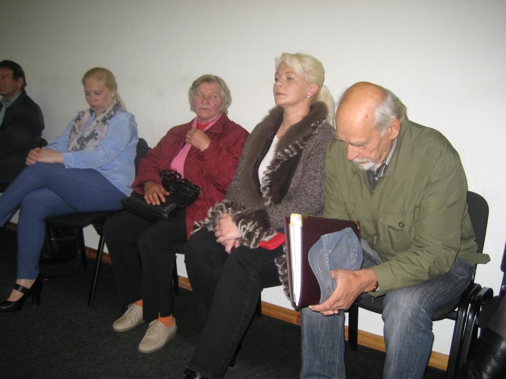 Beļavā – viedokļu krustugunis par Augulienas ezeru. Ziedonis Jansons (no labās) no “Kalvēm” un Dace Ziediņa no “Augulienas muižas” (otrā no labās) vēlētos apsaimniekot daļu krasta. Pret to ir “Ezernieku” saimniece Skaidrīte Sviķe (trešā no labās). 
Autors: Diāna Odumiņa