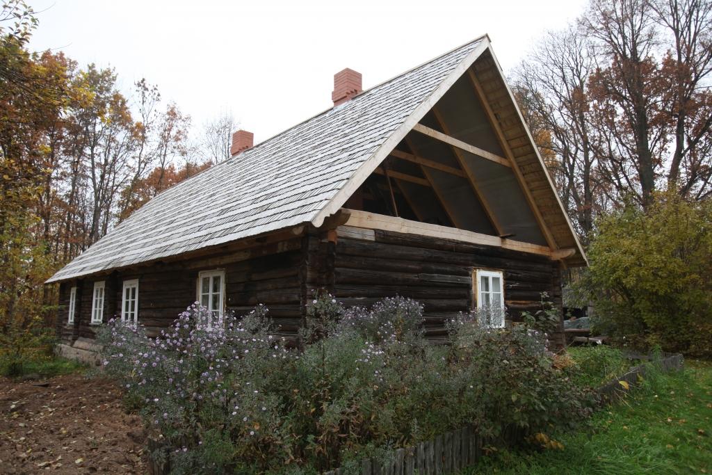 Apsīšu Jēkaba dzimtā māja, kura ir viena no vecākajām Lizuma mājām, palēnām tiek atjaunota.        
Autors: Gatis Bogdanovs