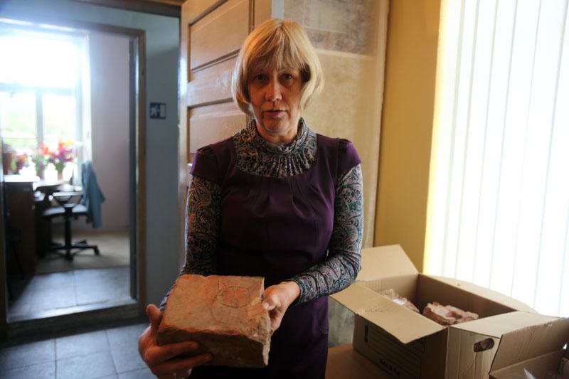 Gulbenes novada Vēstures un mākslas muzeja krājumu glabātāja Zane Biseniece demonstrē ķieģeli, uz kura, iespējams, attēlots kaķis. Tas atrasts, arheologam Oskaram Ušpelim veicot izrakumus pie Gulbenes luterāņu baznīcas.
Autors: Gatis Bogdanovs (no arhīva)