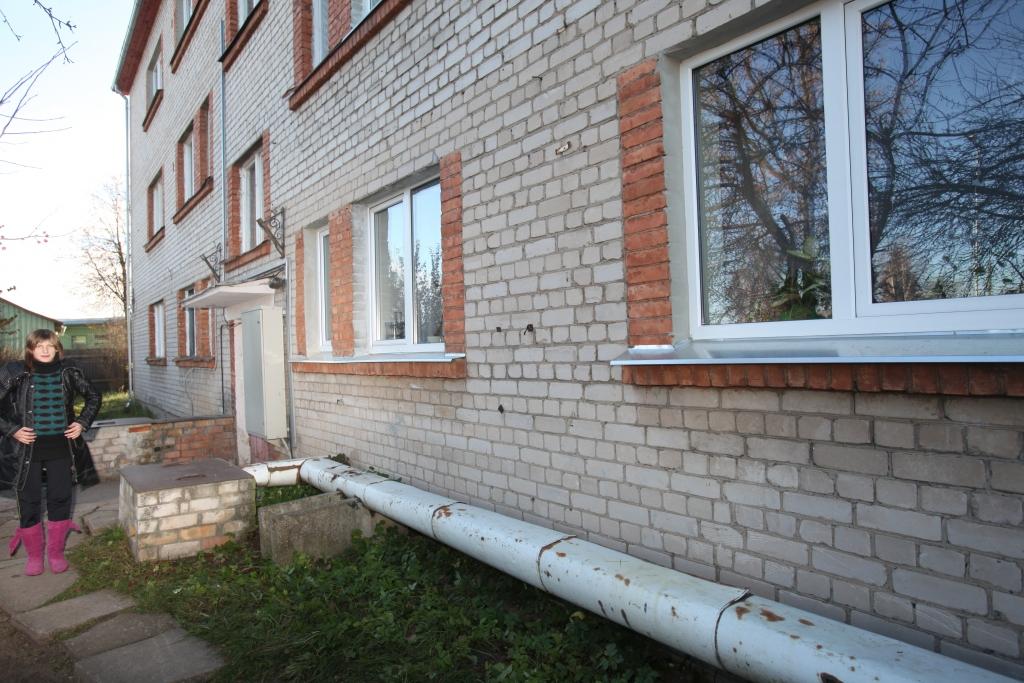 Lai arī daudzdzīvokļu namam Brīvības ielā 97 ir parāds par apkuri, tā iemītniece Jūlija Piebalga neslēpj savu sašutumu, ka dzīvoklī līdz 21.oktobrim nācies krietni vien pasalt
Autors: Gatis Bogdanovs