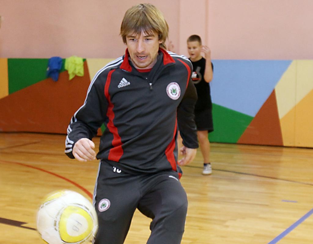 “Šogad man neizdevās izmēģināt strādāt ar komandu klasiskā trenera lomā. Man pastāvīgi nācās trenēties un spēlēt kopā ar komandu un korekcijas veikt, esot komandas iekšpusē,” saka Igors Korabļovs. 
Autors: no “Dzirksteles” arhīva 