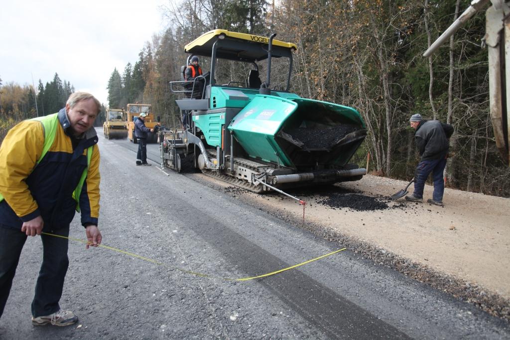 Ceļa rekonstrukcijas darbu veicēju uzņēmuma SIA „Tilts” - pārstāvji plāno darbus šajā objektā pabeigt ap 18.novembri.
Autors: Gatis Bogdanovs