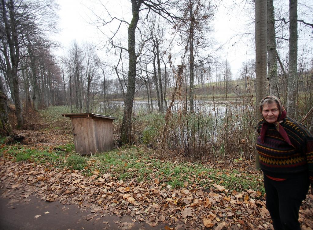 “Ezernieku” saimniece Skaidrīte Sveķe, kura dzīvo pie Augulienas ezera un savas saimniecības vajadzībām izmanto ezera ūdeni, ar bažām gaida, ko izlems deputāti. Ja viņi dos zaļo gaismu krastmalas privatizācijai, sieviete būs neziņā, vai varēs turpmāk lietot Ulmaņlaikā celto aku pie ezera. “Vai tiešām bagātajiem pieder vara?” viņa saka.
Autors: Gatis Bogdanovs